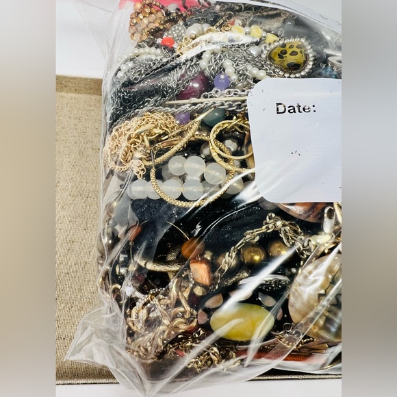 Vintage & Modern Gold & Silver Tone Mixed Metal Scrap/Wearable Jewelry Lot 7.5lb - Picture 7 of 14